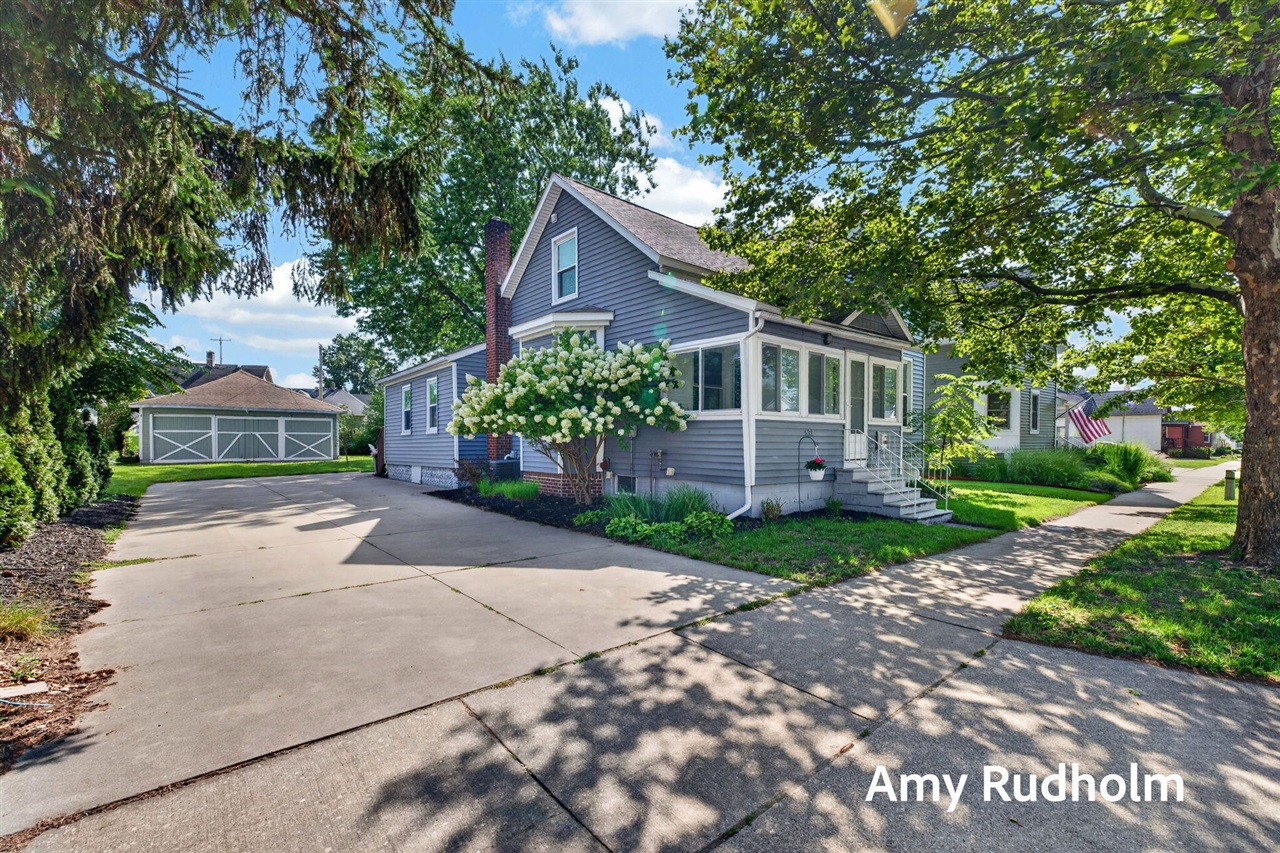 1st image of 532 Jackson Ave, Grand Haven, MI 49417 | MLS# 70554117