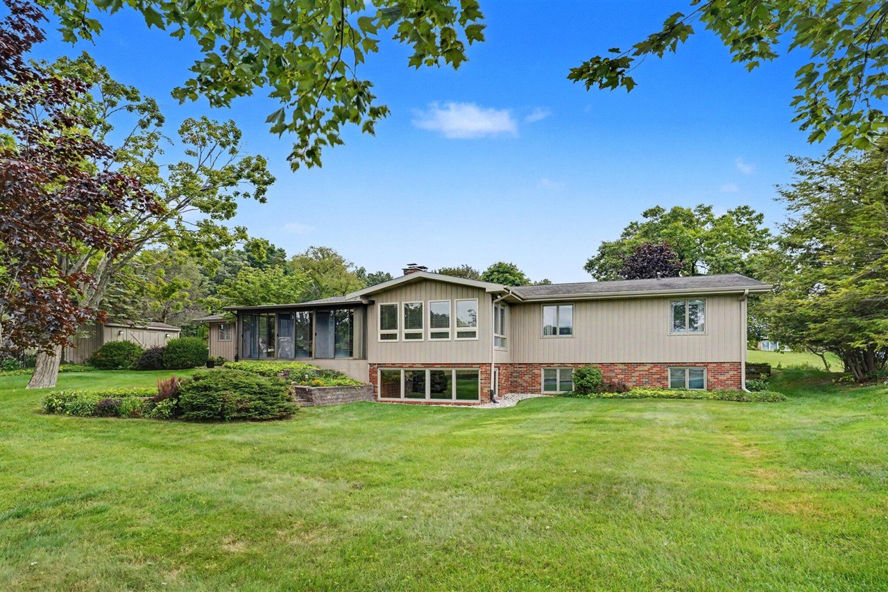 2nd image of 4216 Lake Forest Dr, Kalamazoo, MI 49008 | MLS# 70554139