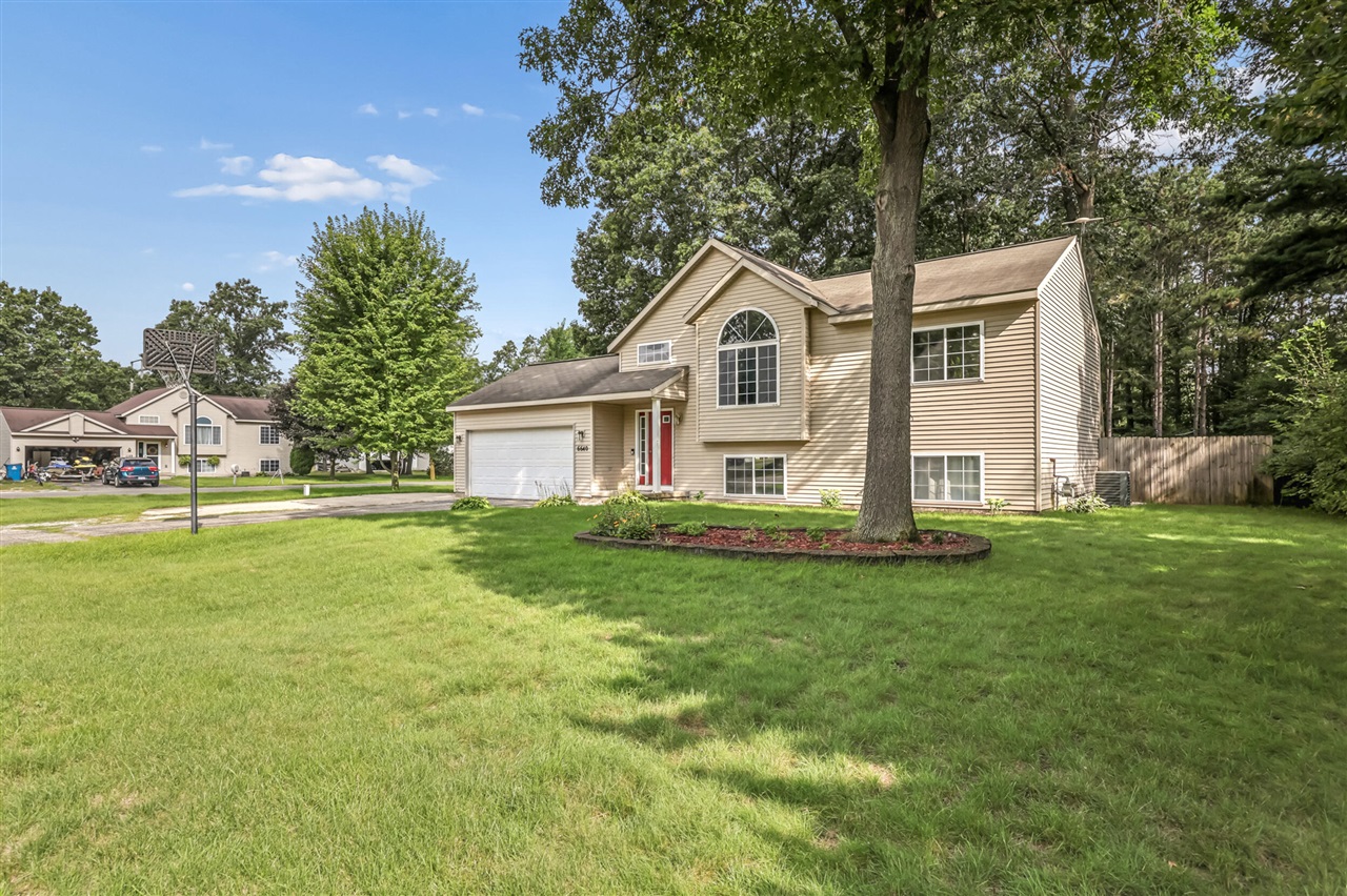 Photo 3 of Single family home for sale at 6640 Megan Ct, Muskegon, MI 49442 | MLS# 70554216 | Listing updated on 2026-09-16