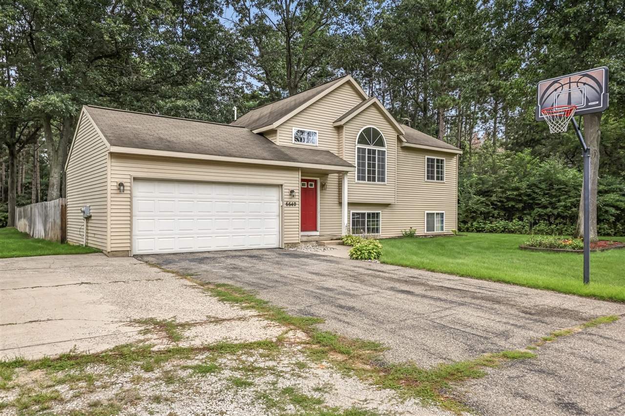 Photo 3 of Single family home for sale at 6640 Megan Ct, Muskegon, MI 49442 | MLS# 70554216 | Listing updated on 2026-09-16