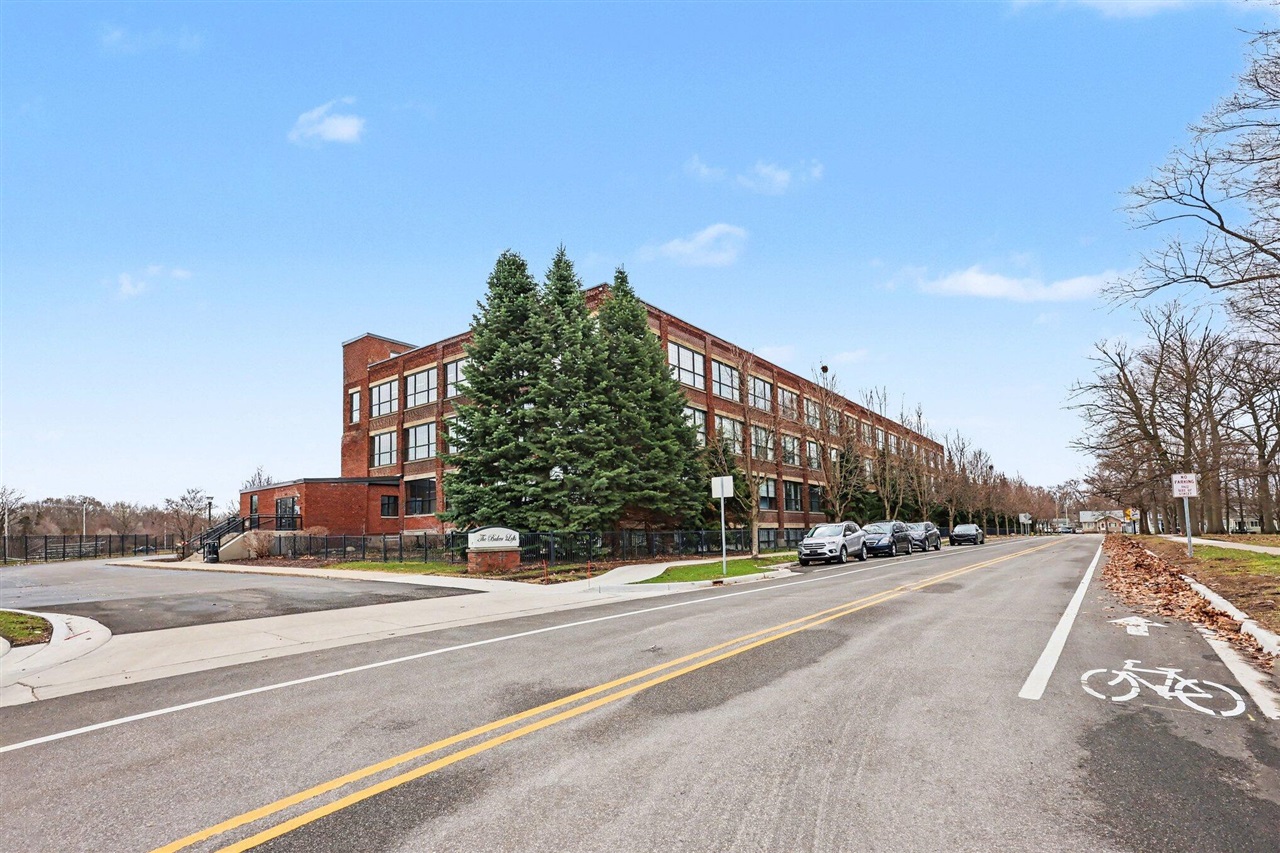 Photo 2 of Condo for sale at 533 Columbia Ave #009, Holland, MI 49423 | MLS# 70554390 | Listing updated on 2026-09-30