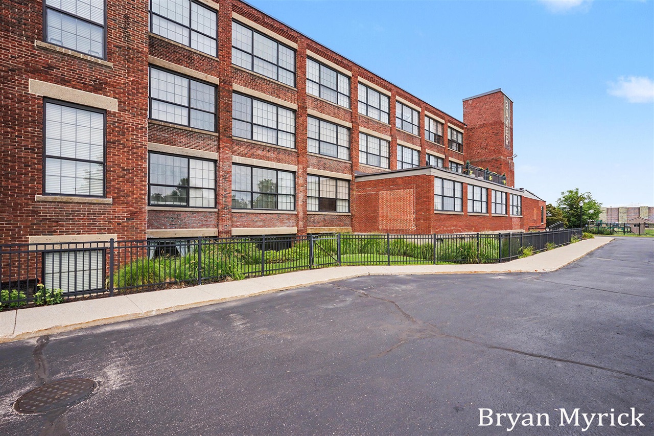 3rd image of 533 Columbia Ave #009, Holland, MI 49423 | MLS# 70554390