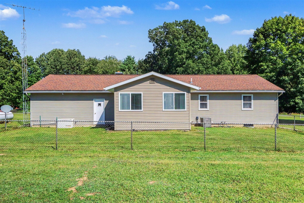 3rd image of 23275 N Uldriks Dr, Battle Creek, MI 49017 | MLS# 70554503
