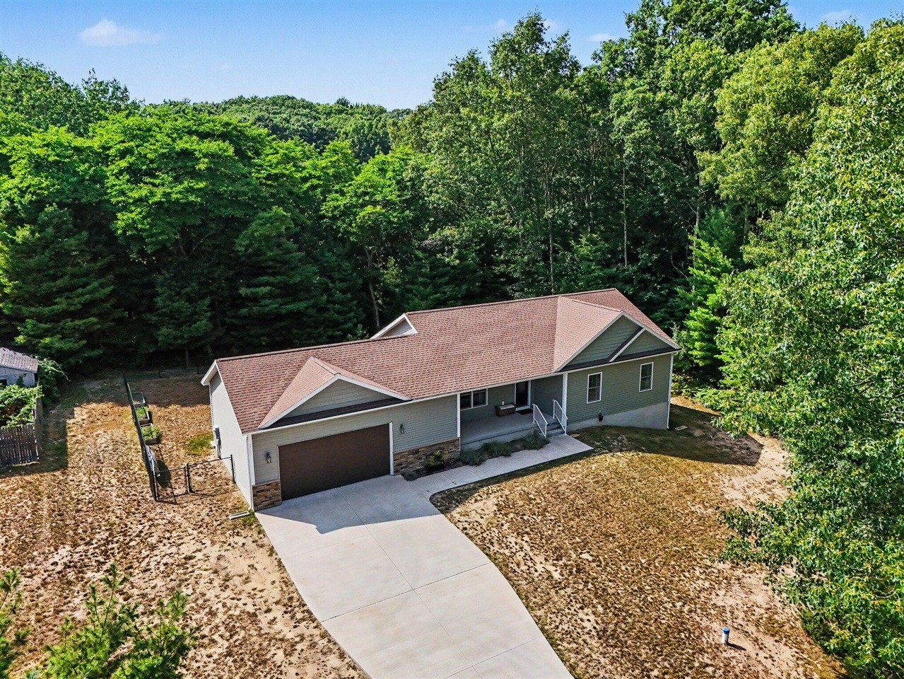 Photo 3 of Single family home for sale at 2047 N Lakeshore Dr, Ludington, MI 49431 | MLS# 70554509 | Listing updated on 2026-10-07