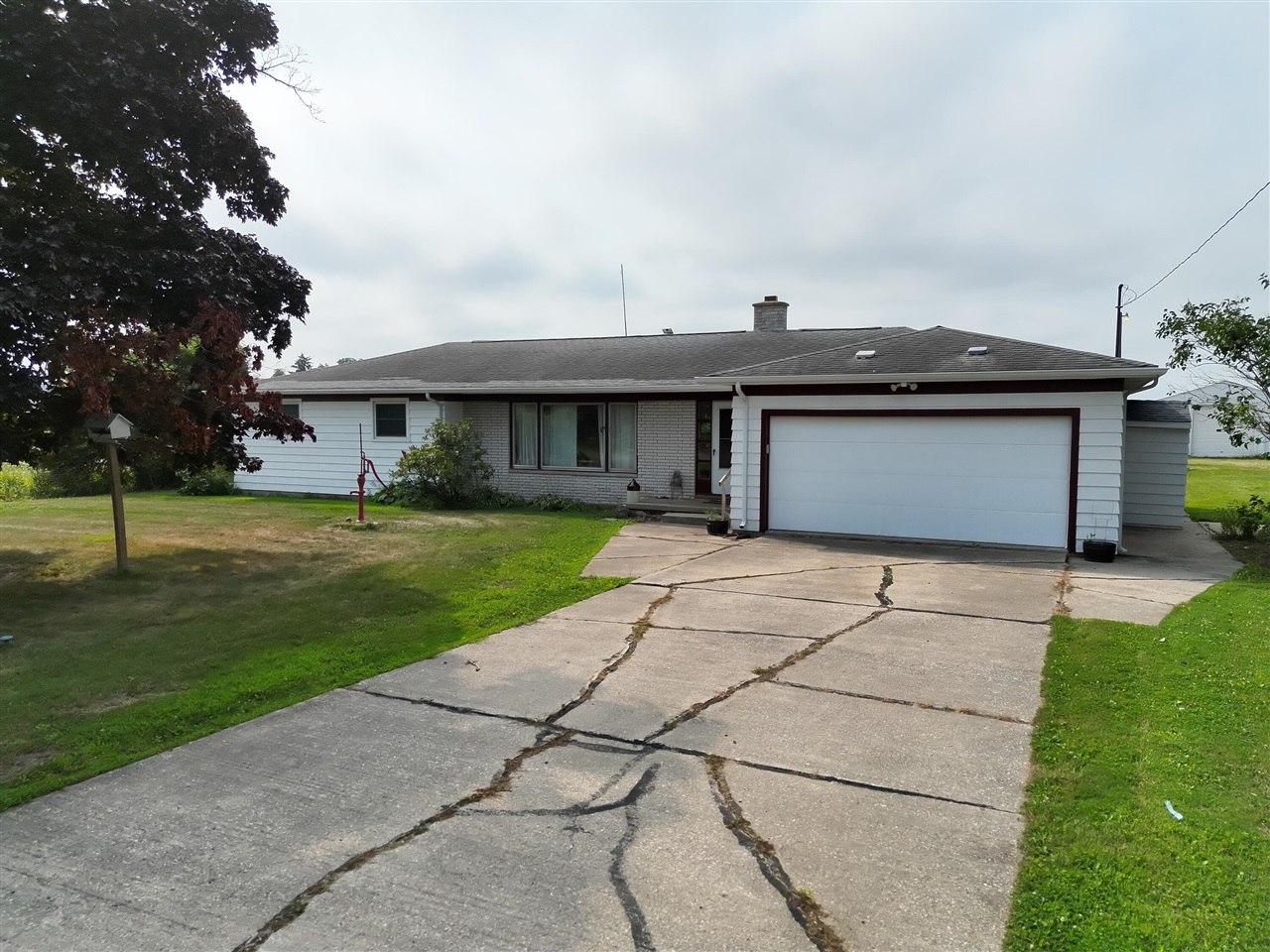 Photo 2 of Sale Pending at 2095 Brettrager Dr, Saginaw, MI 48601 | MLS# 70554656 | Listing updated on 2026-10-02