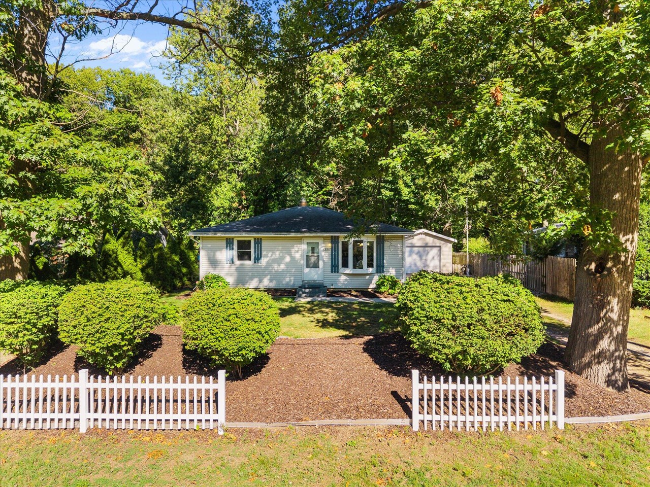 Photo 2 of Sale Pending at 2217 W Lakewood Blvd, Holland, MI 49424 | MLS# 70554796 | Listing updated on 2026-09-02