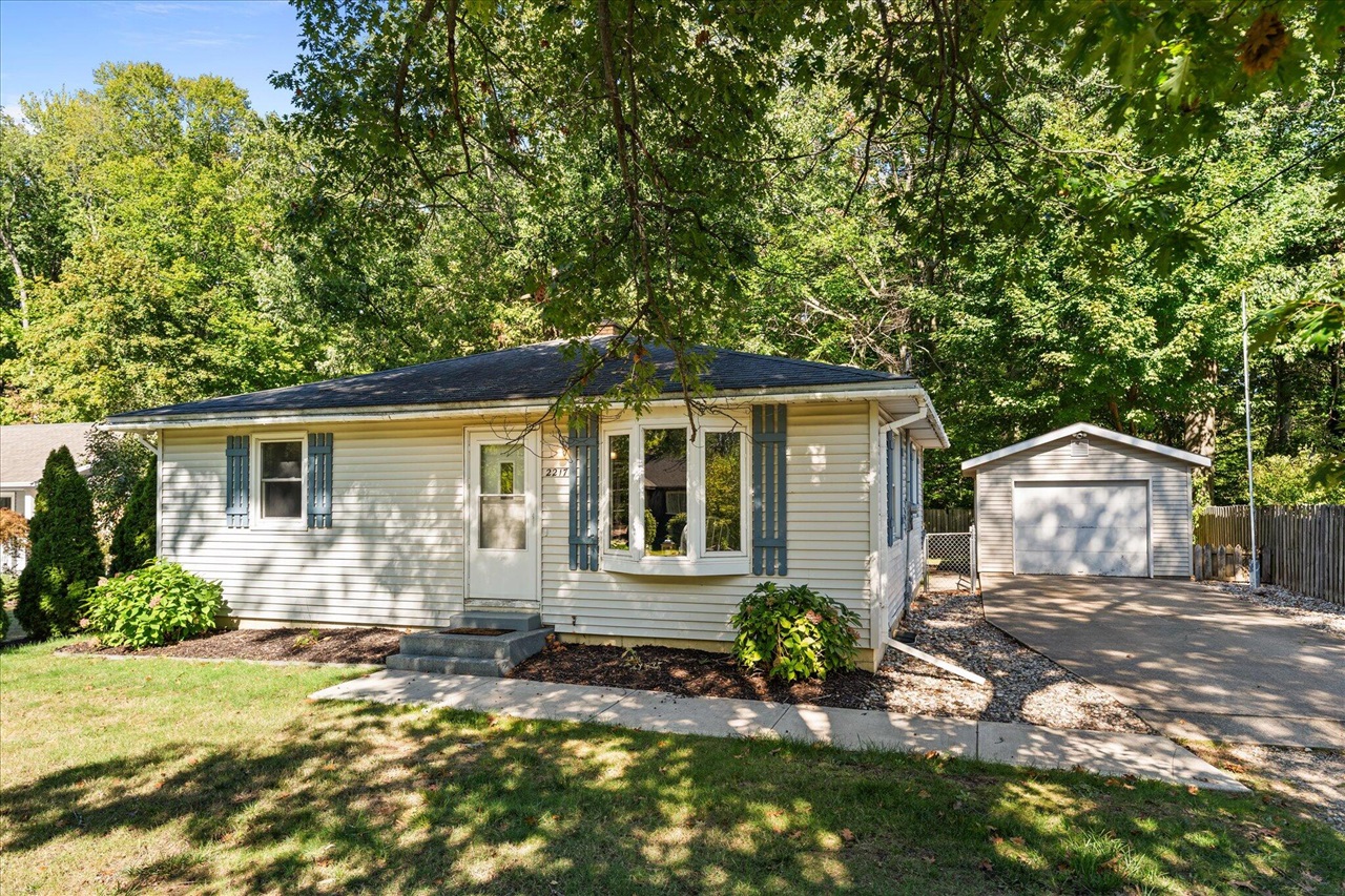 Photo 3 of Sale Pending at 2217 W Lakewood Blvd, Holland, MI 49424 | MLS# 70554796 | Listing updated on 2026-09-02