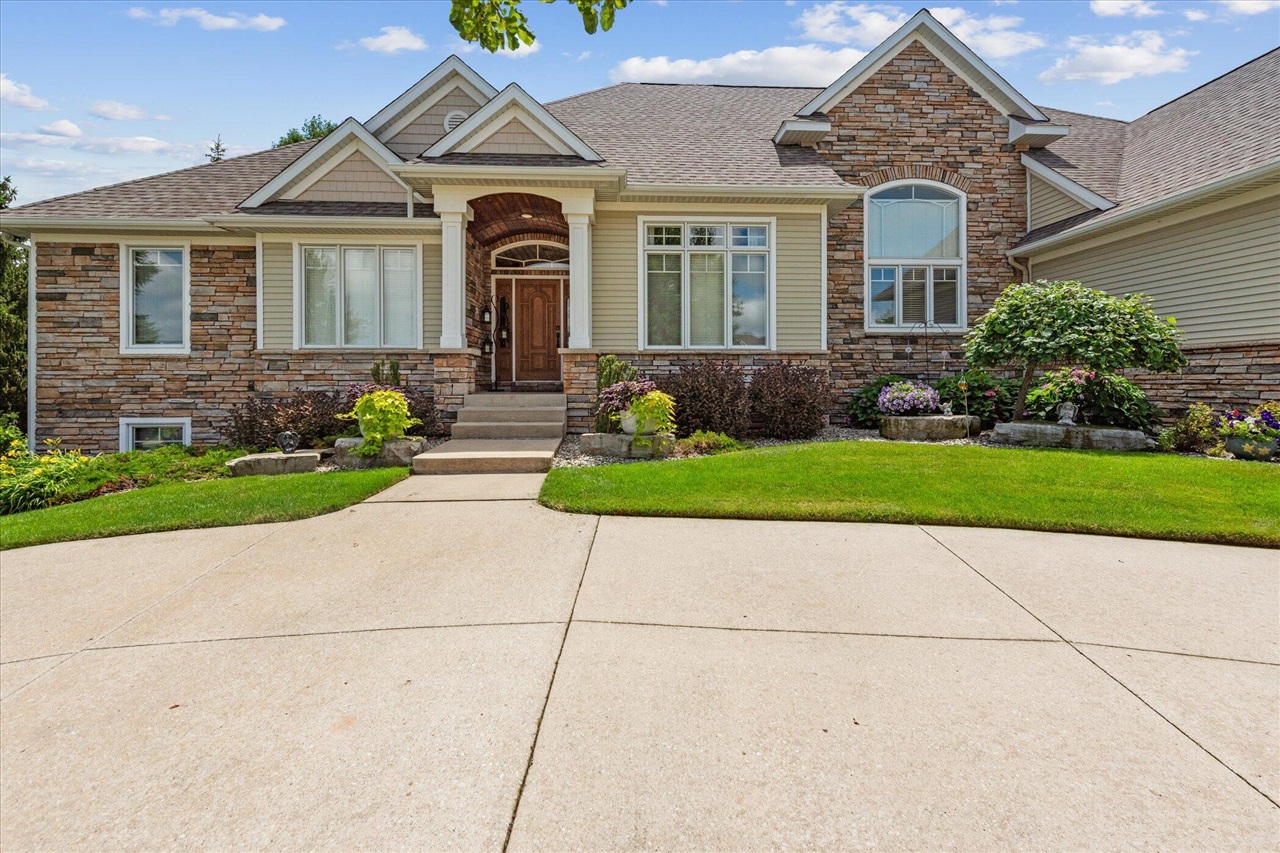 2nd image of 4132 Ayrshire Dr, Wyoming, MI 49418 | MLS# 70554936