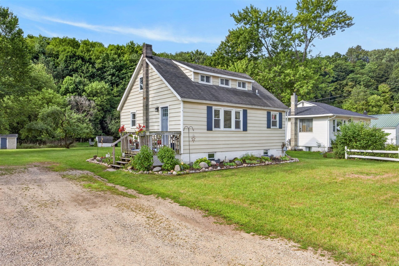 Photo 1 of Sale Pending at 625 W Bridge St, Big Rapids, MI 49307 | MLS# 70554997 | Listing updated on 2026-09-21