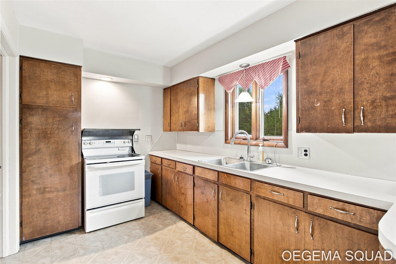 Photo 3 of Sale Pending at 15 E 35Th St, Holland, MI 49423 | MLS# 70555048 | Listing updated on 2026-09-06