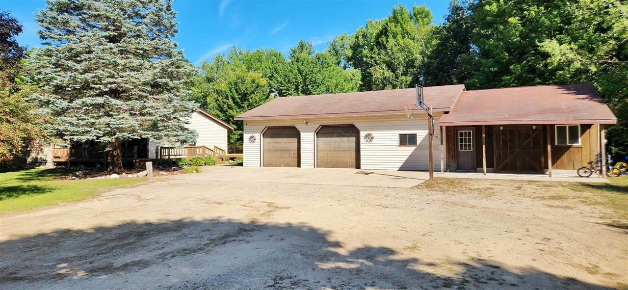 Photo 2 of Single family home for sale at 899 E 8Th St, White Cloud, MI 49349 | MLS# 70555095 | Listing updated on 2026-09-21