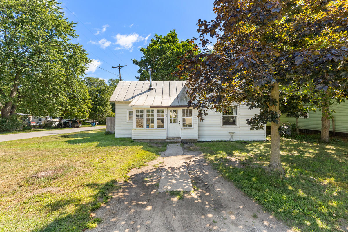 Photo 1 of Single family home for sale at 220 N Lincoln St, Howard City, MI 49329 | MLS# 70555123 | Listing updated on 2026-10-05