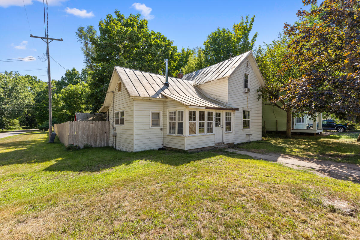 Photo 2 of Single family home for sale at 220 N Lincoln St, Howard City, MI 49329 | MLS# 70555123 | Listing updated on 2026-10-05
