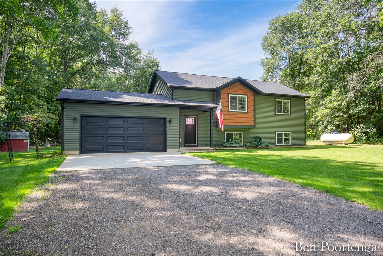 2nd image of 11637 Crimson Creek Dr, Gowen, MI 49326 | MLS# 70555156