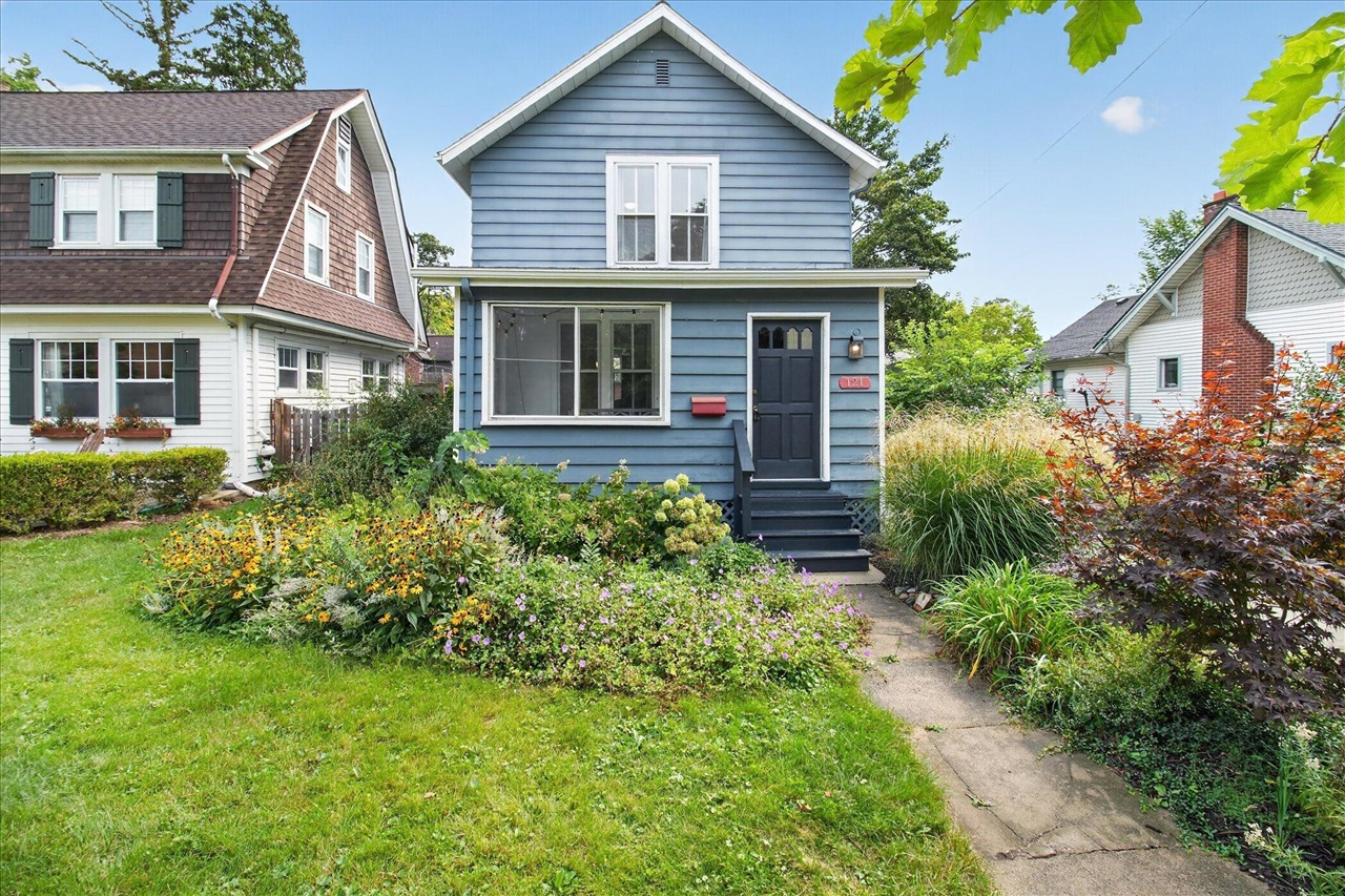 Photo 3 of Single family home for sale at 121 Kenwood Ave, Ann Arbor, MI 48103 | MLS# 70555278 | Listing updated on 2026-09-14