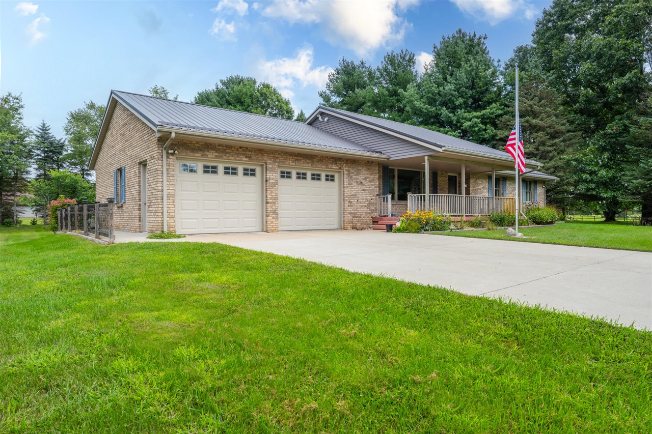 Photo 1 of Single family home for sale at 5685 Topanga Dr, Coloma, MI 49038 | MLS# 70555318 | Listing updated on 2026-10-01