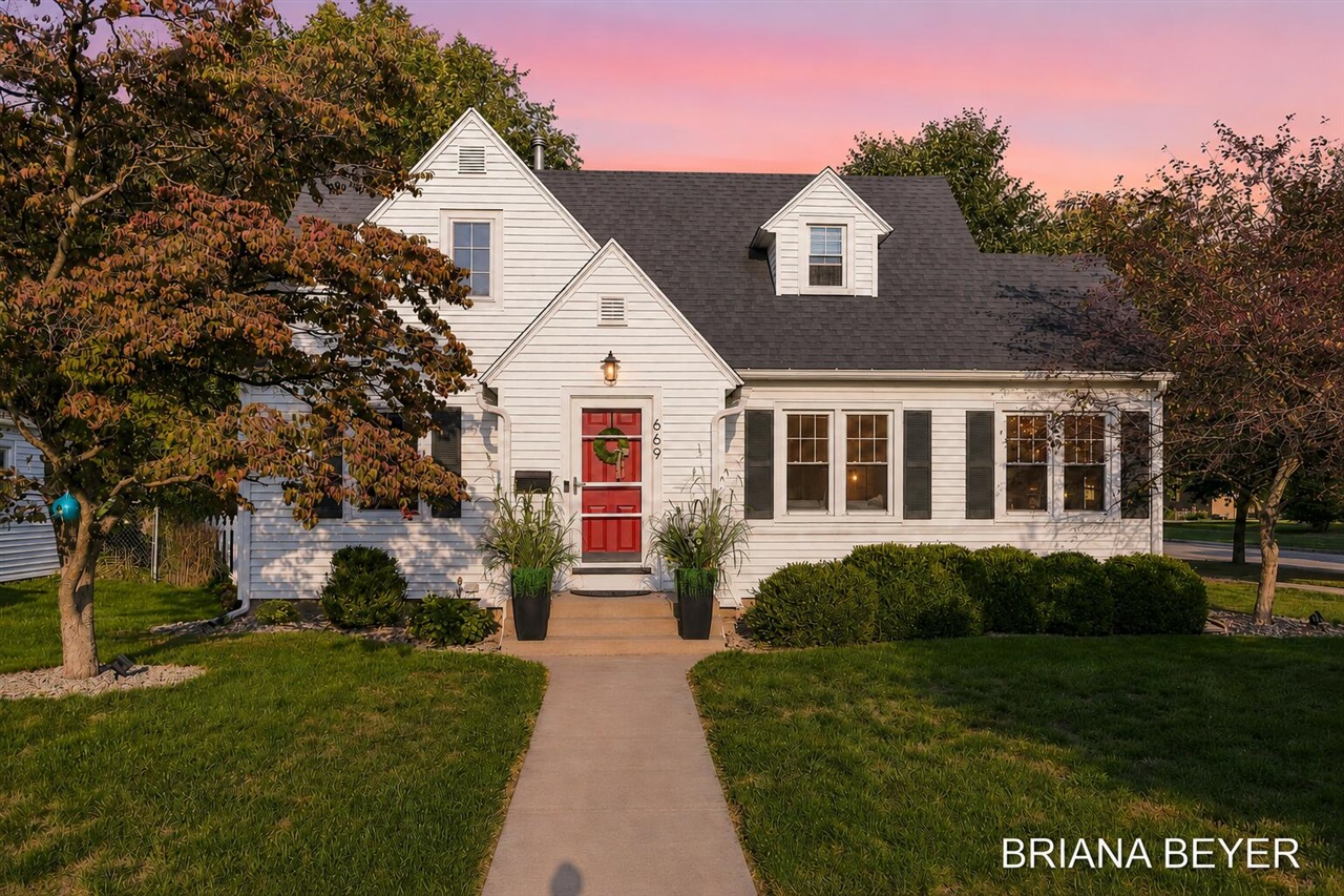 Photo 2 of Sale Pending at 669 Columbia Ave, Holland, MI 49423 | MLS# 70555370 | Listing updated on 2026-09-03