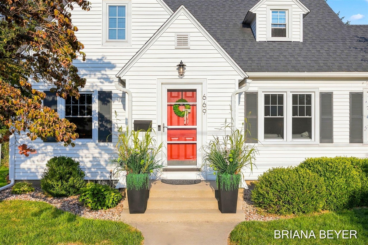 Photo 3 of Sale Pending at 669 Columbia Ave, Holland, MI 49423 | MLS# 70555370 | Listing updated on 2026-09-03