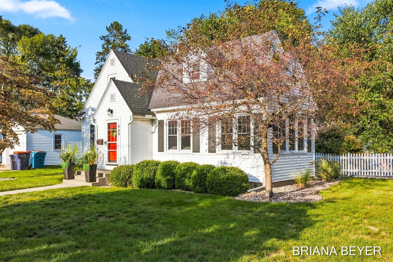 Photo 4 of Sale Pending at 669 Columbia Ave, Holland, MI 49423 | MLS# 70555370 | Listing updated on 2026-09-03