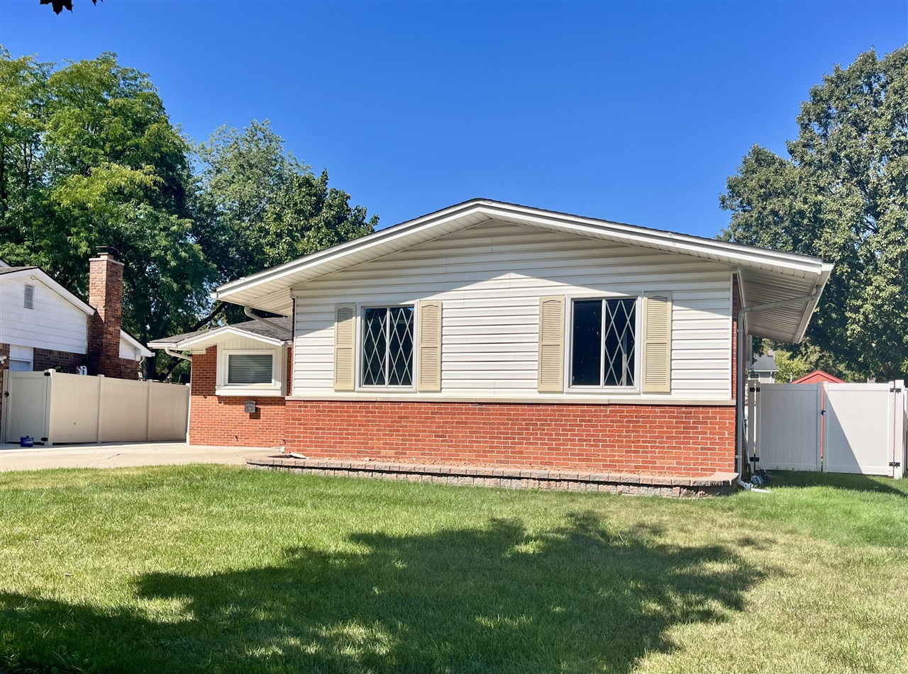 Photo 3 of Single family home for sale at 19342 Coventry Dr, Riverview, MI 48193 | MLS# 70555450 | Listing updated on 2026-09-16