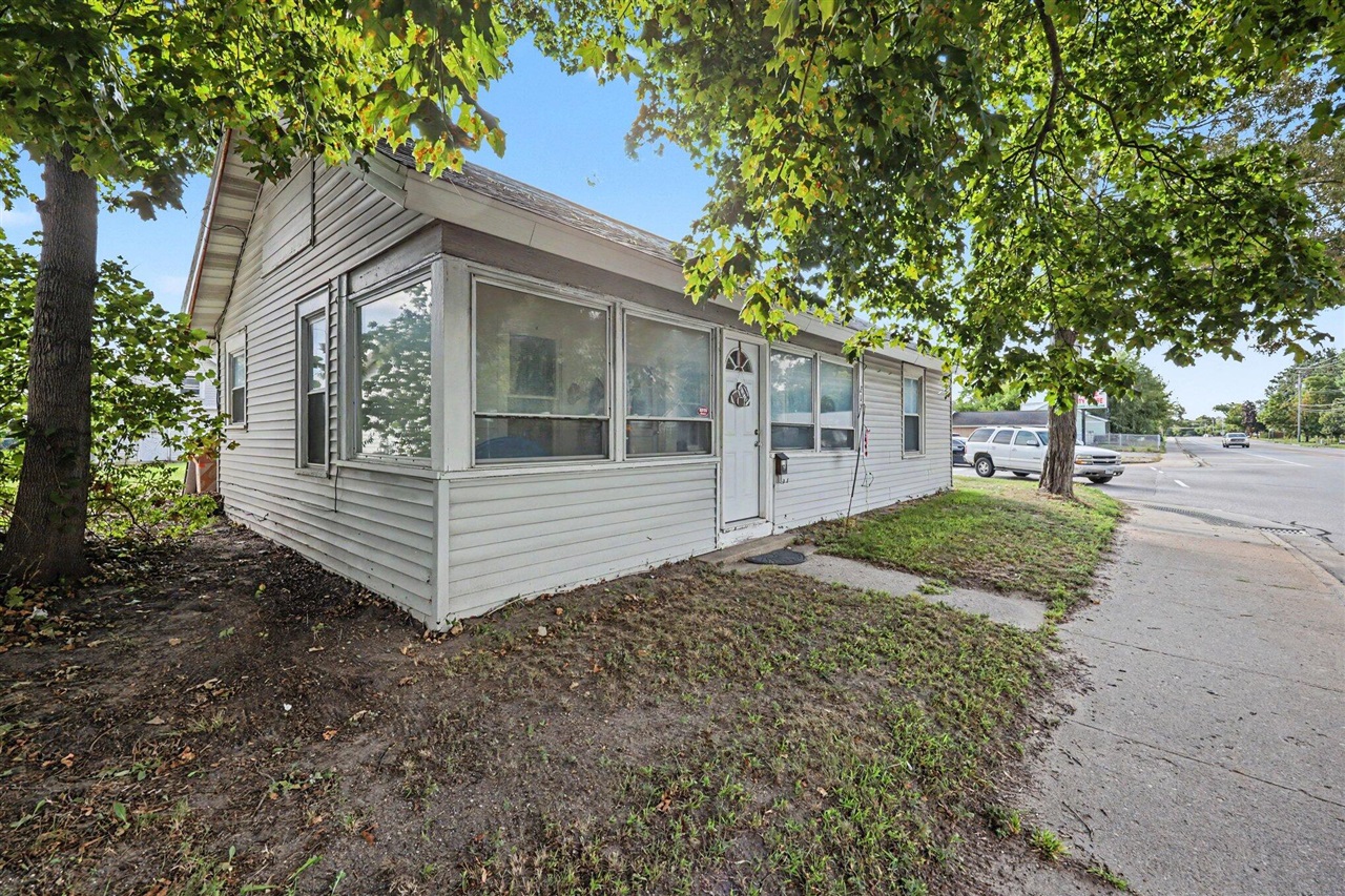 Photo 1 of Single family home for sale at 807 Colburn Ave, Big Rapids, MI 49307 | MLS# 70555639 | Listing updated on 2026-09-24