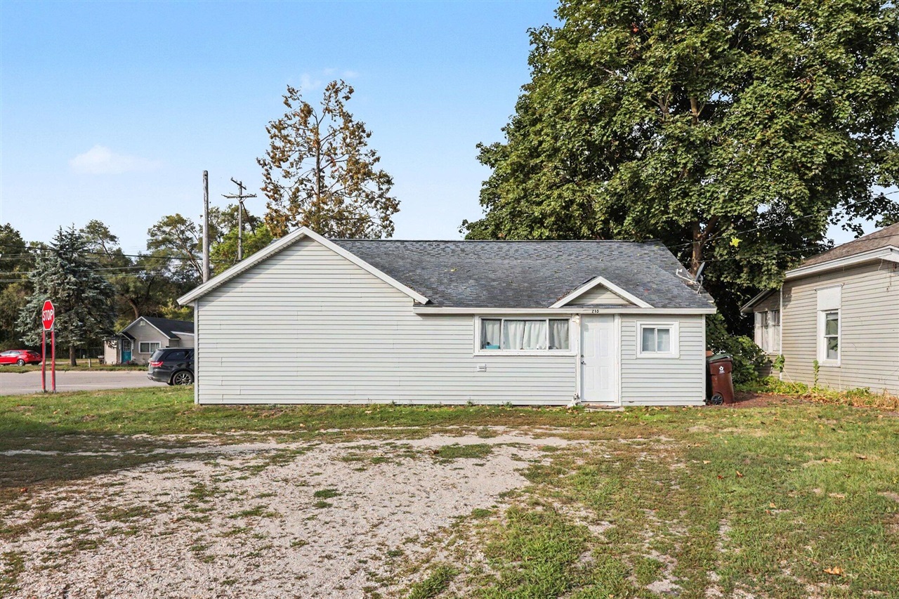 Photo 2 of Single family home for sale at 807 Colburn Ave, Big Rapids, MI 49307 | MLS# 70555639 | Listing updated on 2026-09-24