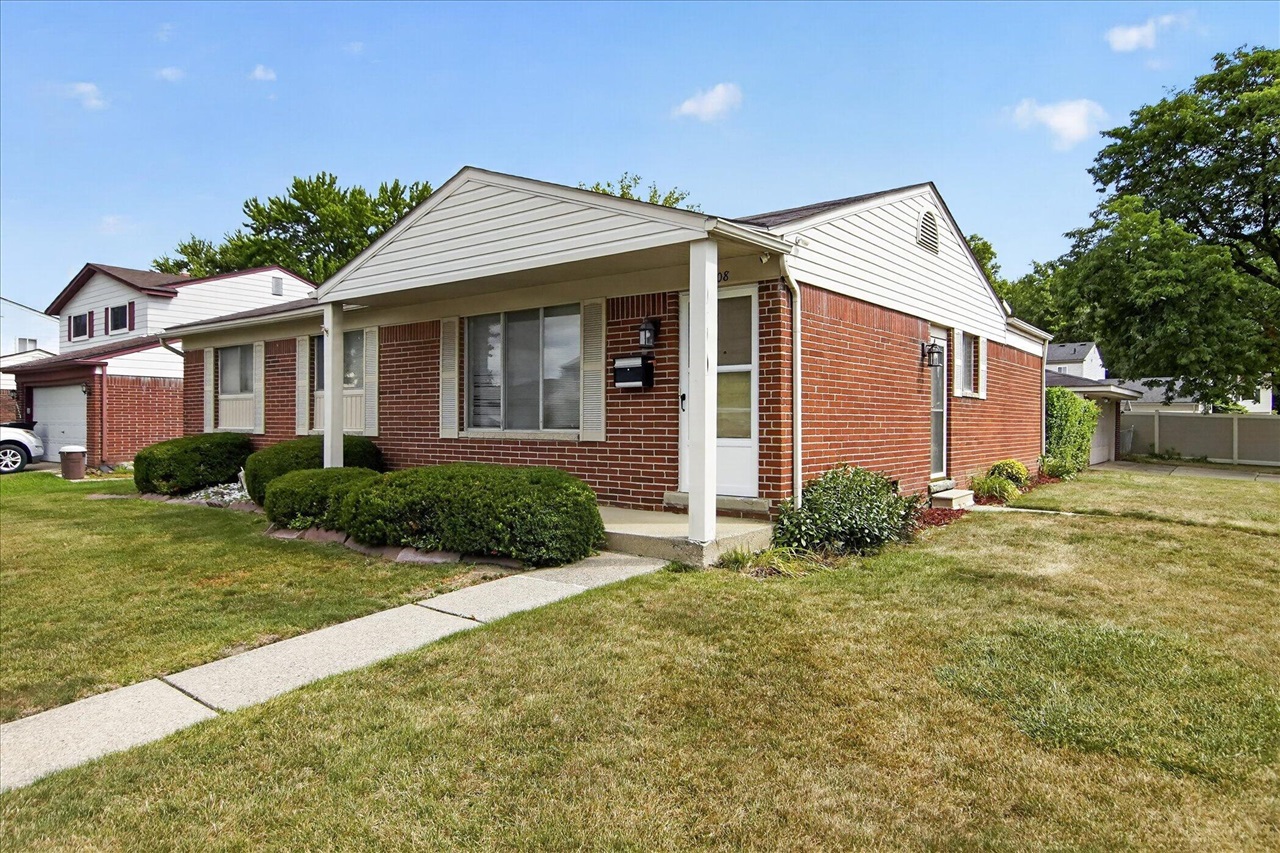 Photo 4 of Single family home for sale at 30308 Yorkshire Dr, Madison Heights, MI 48071 | MLS# 70555874 | Listing updated on 2026-09-02