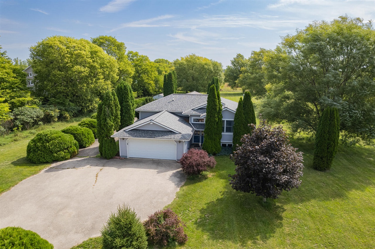 Photo 1 of Single family home for sale at 4079 Bennett Ct, Adrian, MI 49221 | MLS# 70555986 | Listing updated on 2026-09-01