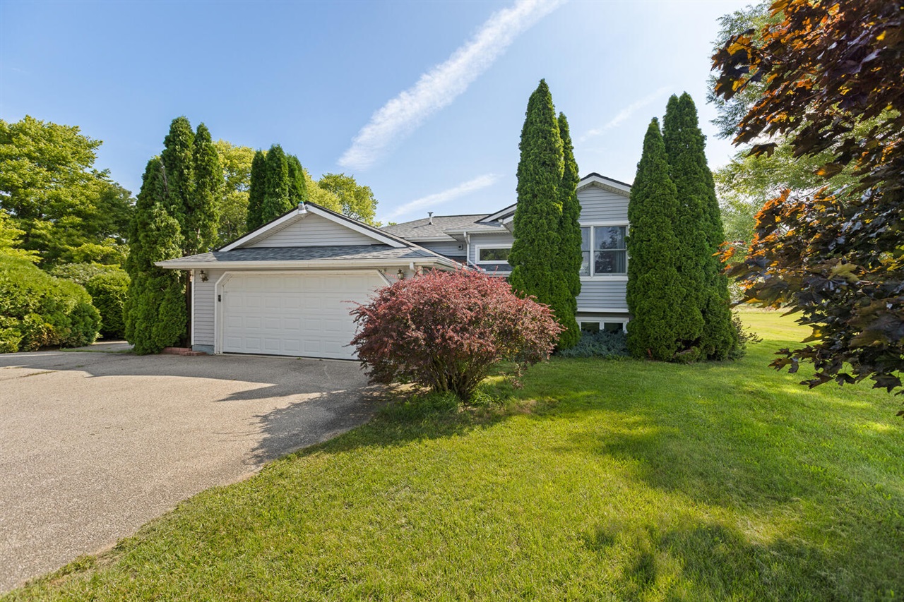 Photo 2 of Single family home for sale at 4079 Bennett Ct, Adrian, MI 49221 | MLS# 70555986 | Listing updated on 2026-09-01