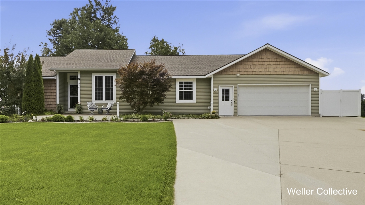 Photo 2 of Sale Pending at 1924 Cedarbrook Dr, Jenison, MI 49428 | MLS# 70556267 | Listing updated on 2026-09-05