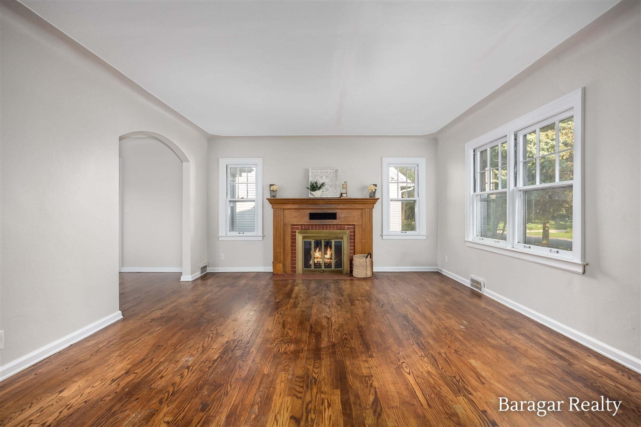 Photo 3 of Single family home for sale at 920 Ellsmere St, Grand Rapids, MI 49505 | MLS# 70556284 | Listing updated on 2026-09-17