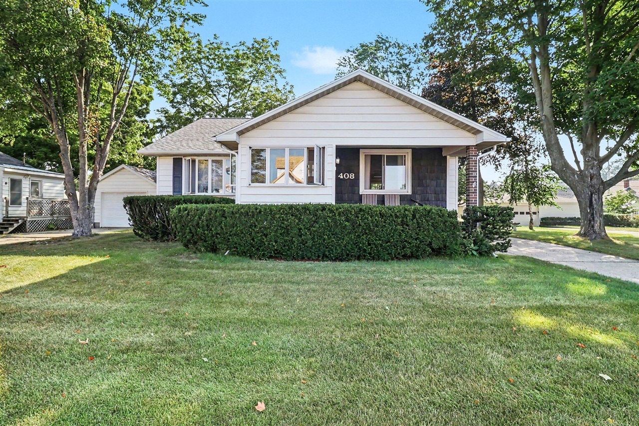 Photo 2 of Single family home for sale at 408 N Lewis St, Ludington, MI 49431 | MLS# 70556299 | Listing updated on 2026-09-02