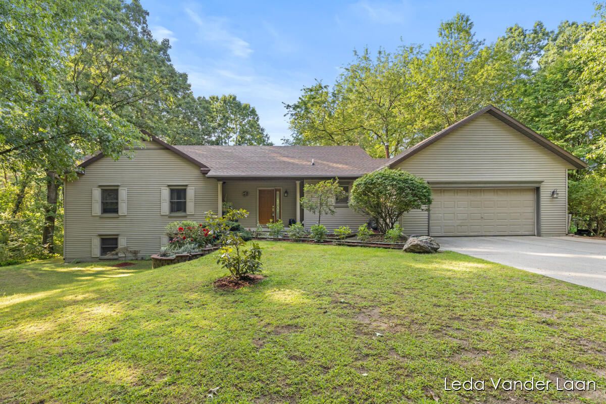 Photo 2 of Single family home for sale at 9520 Hidden Blf Dr, Rockford, MI 49341 | MLS# 70556410 | Listing updated on 2026-09-14