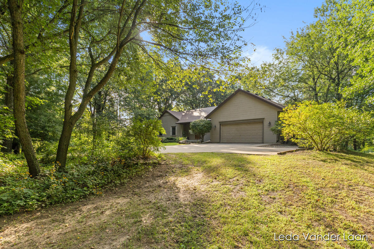 Photo 3 of Single family home for sale at 9520 Hidden Blf Dr, Rockford, MI 49341 | MLS# 70556410 | Listing updated on 2026-09-14