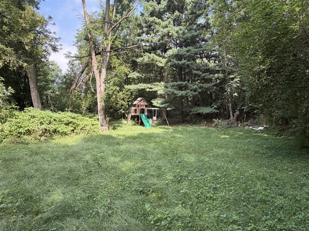 Photo 2 of Sale Pending at 3035 3 Mile Rd, Grand Rapids, MI 49525 | MLS# 70556470 | Listing updated on 2026-09-14