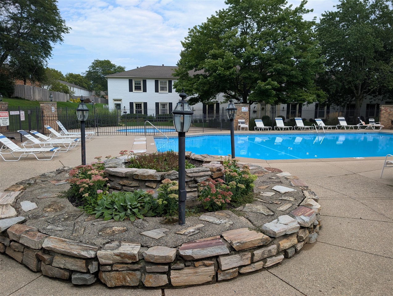 Listing Photo 2 - Condo for sale in building located at 2471 Abbington Dr, Grand Rapids, MI 49506