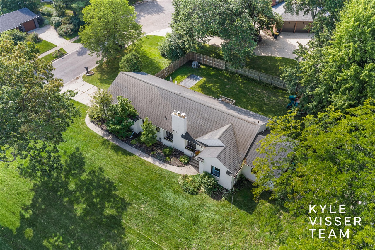Photo 1 of Single family home for sale at 3030 Cascade Rd, Grand Rapids, MI 49506 | MLS# 70556562 | Listing updated on 2026-09-28
