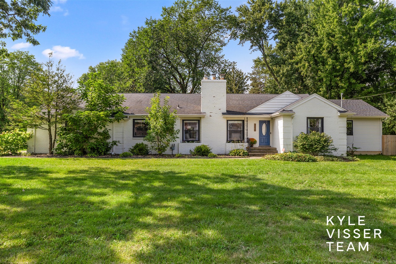 Photo 2 of Single family home for sale at 3030 Cascade Rd, Grand Rapids, MI 49506 | MLS# 70556562 | Listing updated on 2026-09-28