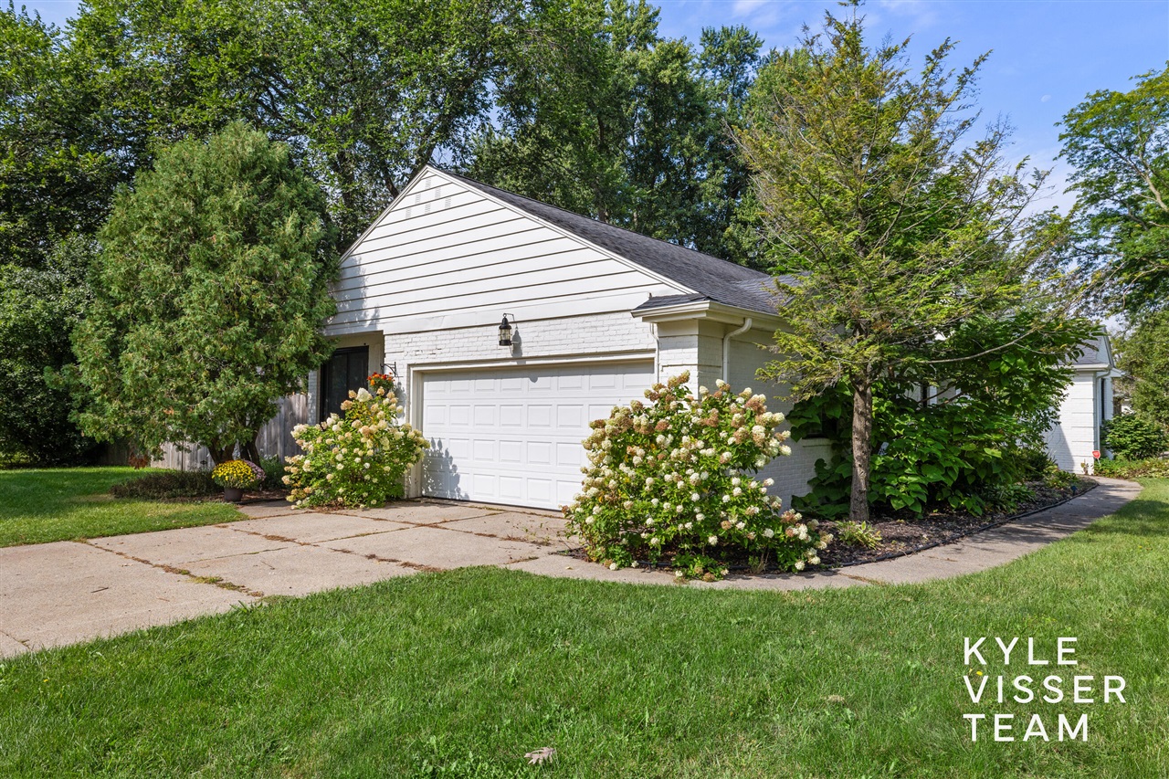 Photo 3 of Single family home for sale at 3030 Cascade Rd, Grand Rapids, MI 49506 | MLS# 70556562 | Listing updated on 2026-09-28