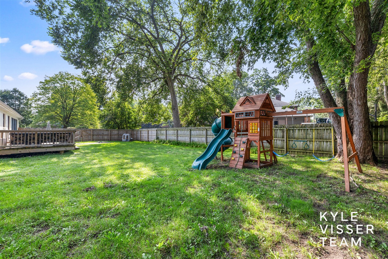 Photo 3 of Single family home for sale at 3030 Cascade Rd, Grand Rapids, MI 49506 | MLS# 70556562 | Listing updated on 2026-09-28
