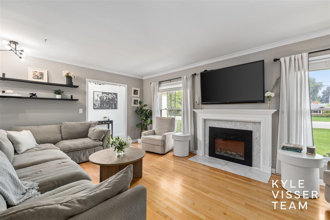 Photo 4 of Single family home for sale at 3030 Cascade Rd, Grand Rapids, MI 49506 | MLS# 70556562 | Listing updated on 2026-09-28