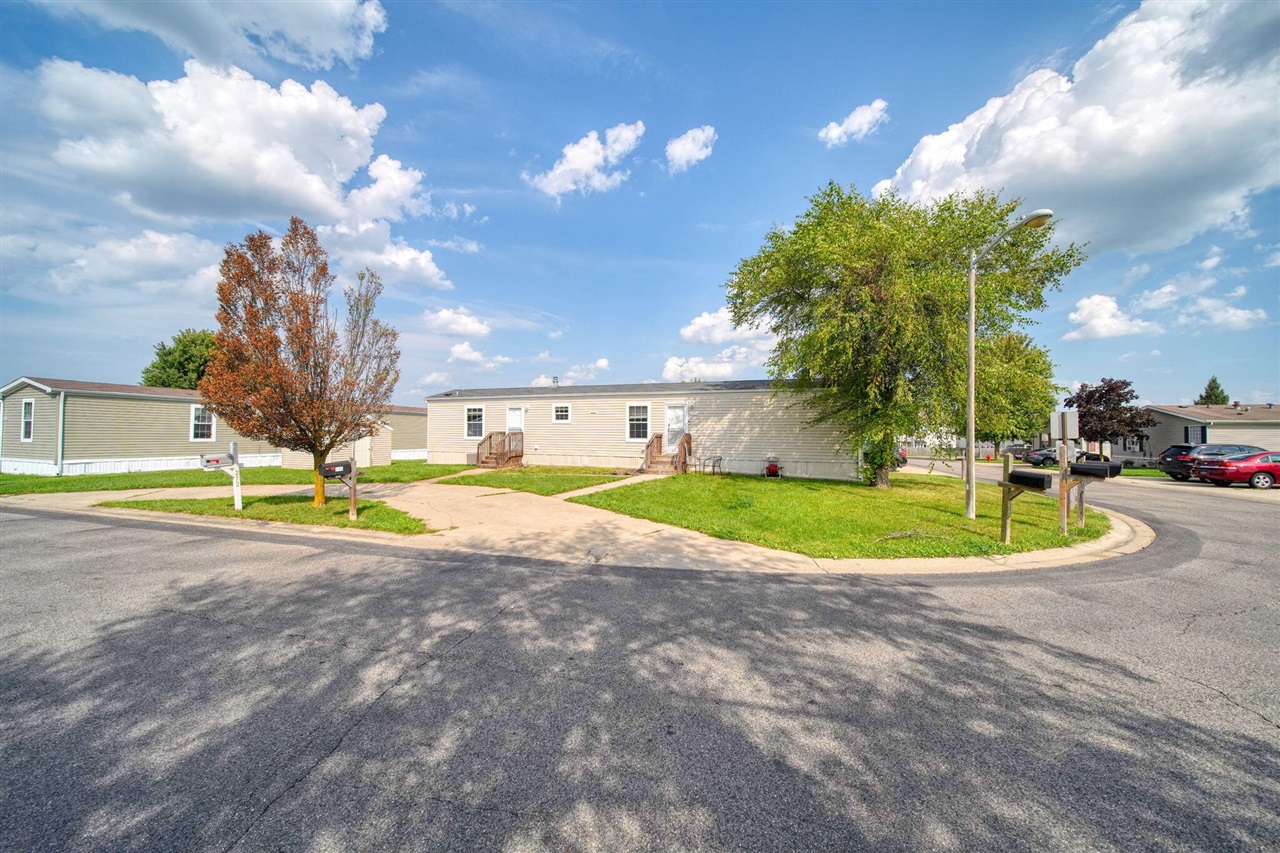 Photo 2 of Single family home for sale at 275 Grand River Dr, Adrian, MI 49221 | MLS# 70556629 | Listing updated on 2026-09-05