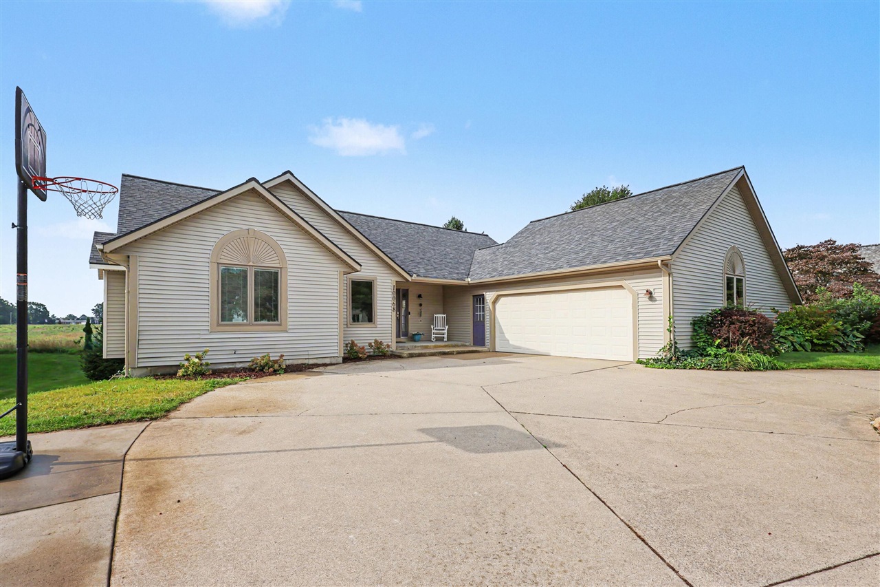 Photo 2 of Single family home for sale at 10068 Holiday Dr, Zeeland, MI 49464 | MLS# 70556649 | Listing updated on 2026-09-04