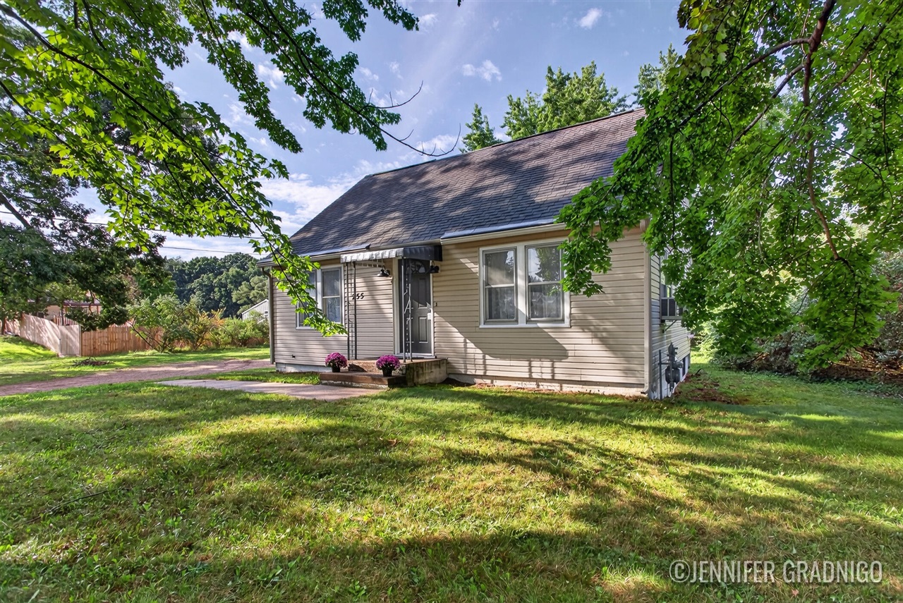 Photo 2 of Single family home for sale at 255 Felch St, Holland, MI 49424 | MLS# 70556790 | Listing updated on 2026-09-04