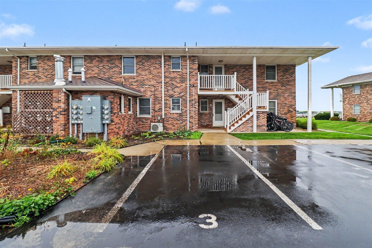 Photo 5 of Condo for sale at 304 S Ferry St #3, Ludington, MI 49431 | MLS# 70557006 | Listing updated on 2026-09-05