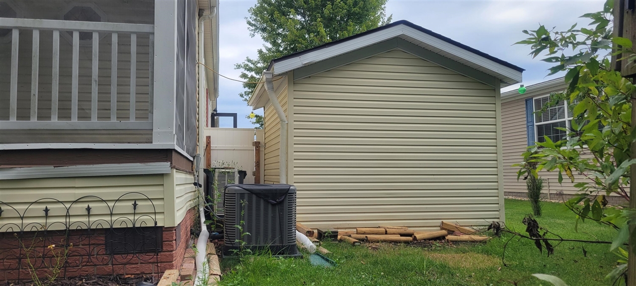 Photo 2 of Sale Pending at 11054 Wood Run Cir, South Lyon, MI 48178 | MLS# 70557123 | Listing updated on 2026-09-14