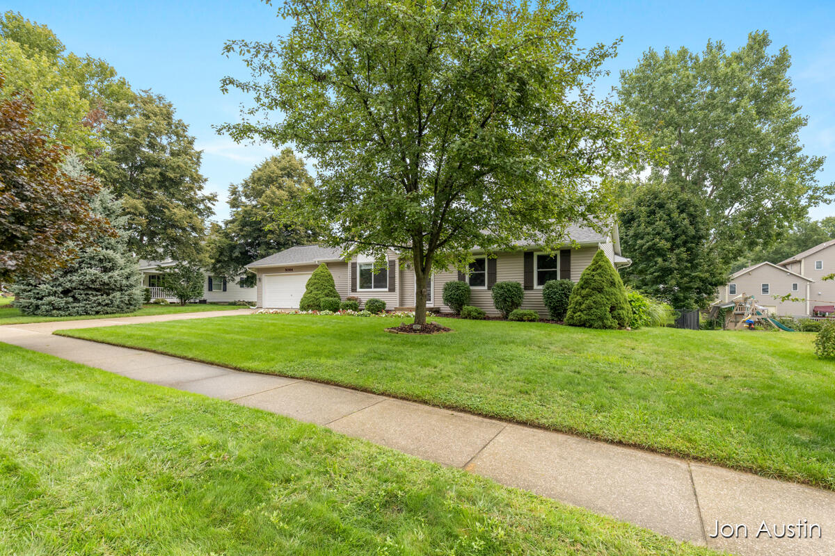 Photo 2 of Sale Pending at 5064 Shinnecock Hills Dr, Comstock Park, MI 49321 | MLS# 70557271 | Listing updated on 2026-09-14