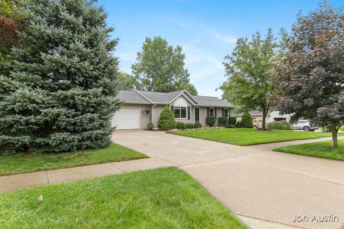 Photo 3 of Sale Pending at 5064 Shinnecock Hills Dr, Comstock Park, MI 49321 | MLS# 70557271 | Listing updated on 2026-09-14