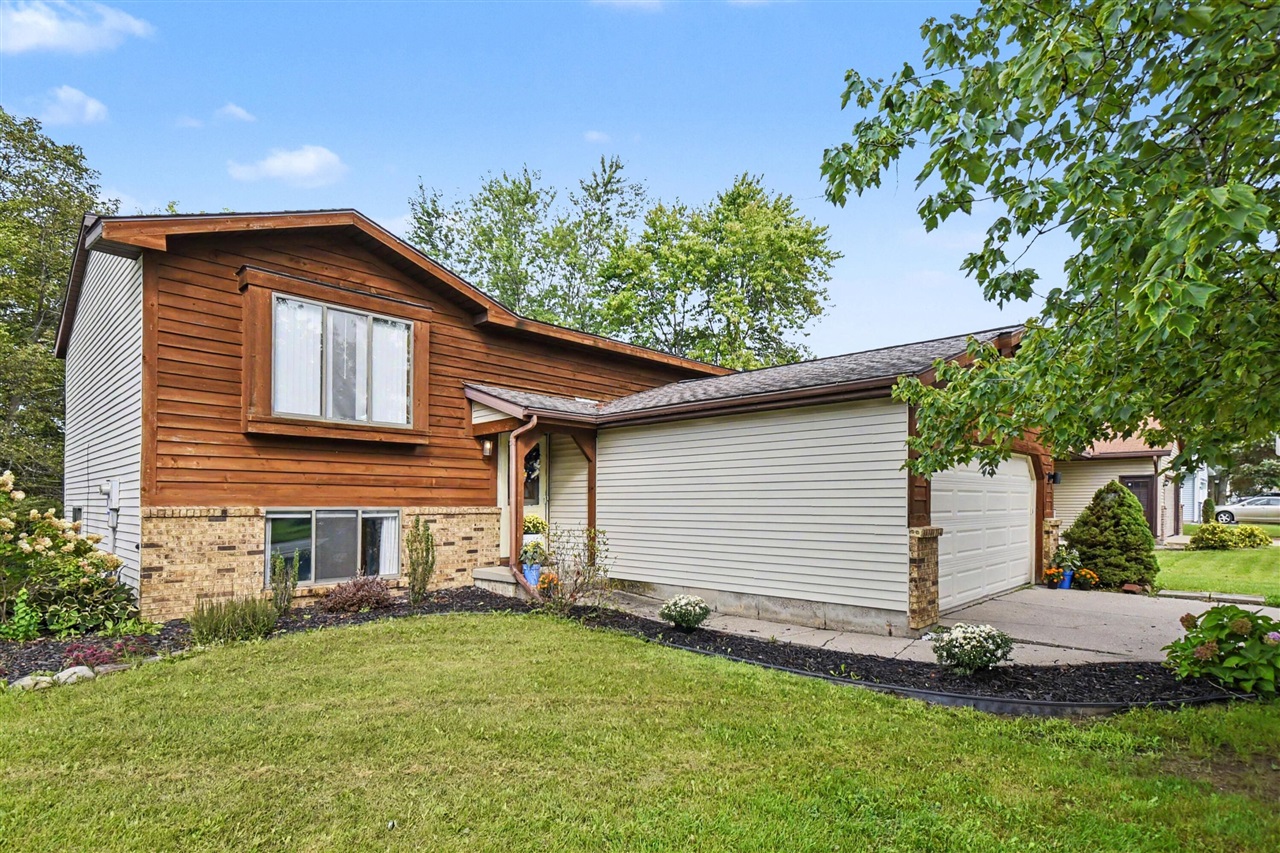 Photo 3 of Single family home for sale at 5083 Pillar Crk Ave, Grand Rapids, MI 49508 | MLS# 70557305 | Listing updated on 2026-09-14