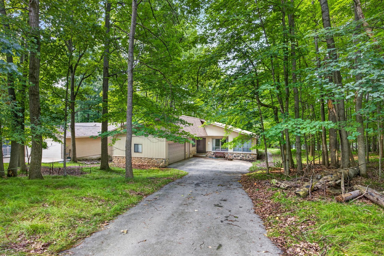 Photo 1 of Single family home for sale at 9855 Golf Port Dr, Canadian Lakes, MI 49346 | MLS# 70557323 | Listing updated on 2026-10-05
